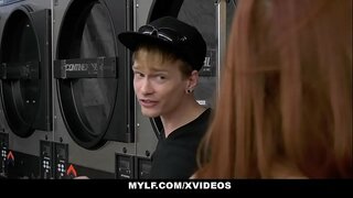 Â�Twat(VannaBardot)が彼女のClitなめるMILF(SereneSiren)