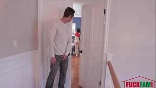 Squirts پر سہ کے بوجھ کے Stepsister&amp;#039;چہرے سے ہم آہنگی حیرت ہے