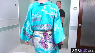 Nerātns MILF massaeg puiši, ķermeņa un brauca viņa lielā lieta