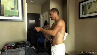 ӨРӨӨНИЙ ҮЙЛЧИЛГЭЭ! Том олз Latina авдаг fucked doggy style гэхэд зочин болон squirts түүний цээжин дээр.