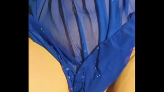 Жена опускает задницу с. делает селфи и получает сперму