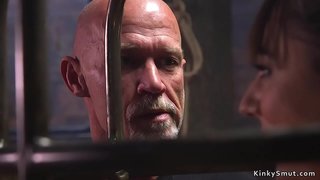 T-seann mhòr-fucks hot brunette rùin pussy adhart bangs i pussy ann an ròp bondage