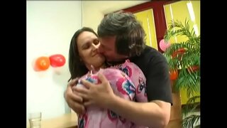 Έντονη κορίτσι Jenny με μεγάλο φυσικό βυζιά παίρνει χτυπούσαν από πίσω