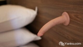 Tattooed ရွှေရောင်ကနေပျားရည် Yanks ခရမ္းသတိထားပါလာျနှင့်အတူသူမ၏ကစားစရာ