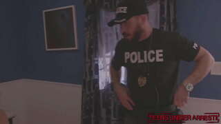 ���ოლიციის თანამშრომლებმა fuck ჩინებული ახალგაზრდა გოგონა