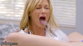 Teen Squirts Gach Cearn Te &amp;amp; Busty Dochtúir Leispiach