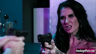 Барак гыч чымалт костюмым осал озалана Блондинистый агент "тикын".Рвезе, кудым тудо семын кучылтмо авыртыш, манын барыш пура, осал, тудым кучылт мошт.Тидын нерген тудо ончен кертыда лийын, тудо тудын трахнуть.Ончыч тудо кочкеш тудым, член семын кушкыжмо