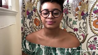 ���ருங்காலி செக்ஸ் ஆஃப் பெறுகிறார் படுக்கை மீது