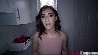 Jeze Beth Prend Profonde Baise dans sa Chatte Serrée