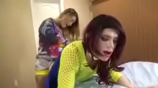 Sissy strapon dominant tomonidan ayol top