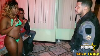 Paroháč hodinky mi dává, aby se policista před ním