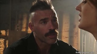 Máistir Charles Dera fuipeanna gagged tits beaga brunette daor Zoe Sparx ansin i carn tiománaí seasamh bangs sí pussy leis an coileach mór i dungeon