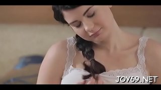 Picante moza morena Lucy L. está facendo o seu primeiro vídeo erótico