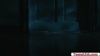 Tatuato teen ottiene sveglio e lentamente esce e incontra la sua amica nell'altra stanza.Dopo di che,iniziano a baciarsi appassionatamente.Il prossimo è,fanno le loro fighe bagnate e interruttori di posizione 69.