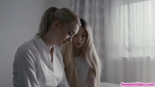 Piccole tette lesbiche teen forbice con bionda dormitorio stazione di ricarica incharge