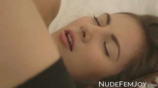 ���ොකු titted brunette ඒකල මෝඩයෙක් සර්ජිකල්