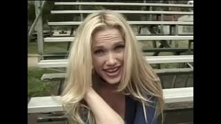 Урт үстэй Horny шаргал зочны өрөөнд хатуу тахиа явах дуртай