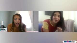 Coed vfs nolems izmantot savas rotaļlietas laikā videocall.Šo piedauzīgo meiteni anālais sveces viņas ass kamēr mazajām krūtīm brunete komplekti viņas pēcpusi par rotaļlietu