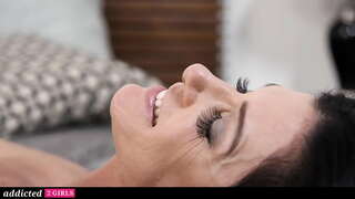 Мачеха Трахает Свою падчерицу-лесбиянку