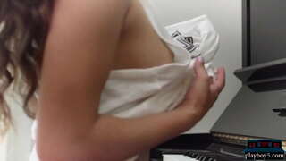 Centerfold pornstar Uma Џоли покажува исклучи нејзиниот неверојатен природен тело