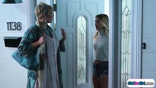 Блондинка связывается со своей сводной сестрой через обильно обвешенную милфу. Они целуются, и милфе делают римминг. Она садится на лицо своей маленькой сестричке своей бритой киской.